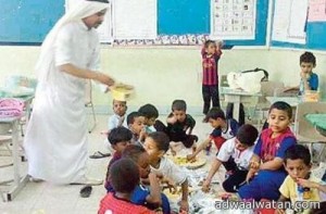 “معلم” يكافئ طلابه بوجبة غداء داخل الفصل