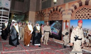 الأمير متعب بن عبدالله يزور معرض الشراكة في عمليات الحج بالمدينة المنورة