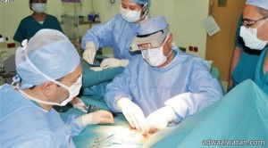 وسط انقطاع الكهرباء أطباء مصريون يستأصلون ورماً سرطاني يزن 4 كلغ من رحم سيدة