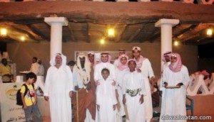 محافظ عنيزة يزور مهرجان قرية ريف العوشزية التراثية