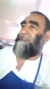 مقطع فيديو لعامل مطعم  في جدة يُعد وجباته من(القمامة)يدق ناقوس الخطر