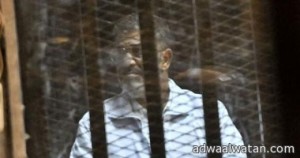 مرسى من داخل القفص: أنا رئيس الجمهورية ومحاكمتى باطلة