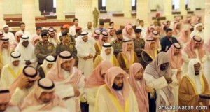 أمير منطقة الرياض بالنيابة يؤدي صلاة الميت على الأمير عبدالله بن عبدالعزيز بن سعود بن جلوي