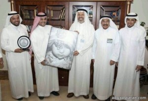 مدير جامعة طيبة يكرم “تركي العوفي”المصور السعودي الأول  في “البورتريه”