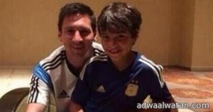 ميسى يصالح طفل مباراة البوسنة ويهديه قميص الأرجنتين