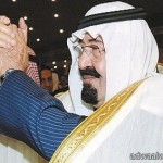 الأمير سلطان بن سلمان يلتقط صورة تذكارية بنفسه مع مسن بـ”سودة عسير”