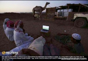 وكالة “رويترز” تختار صورة شباب “ضباء” أثناء مشاهدة مبارايات كأس العالم في الصحراء