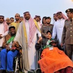 أمير الرياض  يؤدي صلاة الميت على الأميرة نزهة بنت سعود بن عبدالعزيز