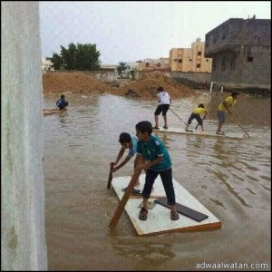 هطول أمطار غزيرة على محافظة ينبع اجتاحة مبنى الجامعة واغلاق الطرق