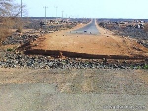 بالصور..طريق “البراقية -الغاشية” بالسويرقية  يفتقر للافتات التحذيرية