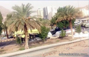 “مدني مكة”يباشر حادث انقلاب شاحنة بنزين في حي العزيزية