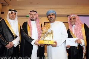 الأمير عبدالله بن سعد يتوج خليل البلوشي بجائزة زاهد قدسي للتعليق الرياضي