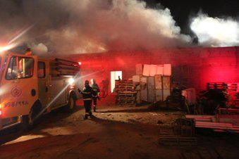 مدني” العاصمة المقدسة”: السيطرة على حريق مخيمات حي الحسينية