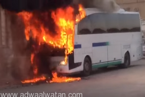 بالفيديو .. مثيرو الشغب بالقطيف يضرمون النار بحافلة لنقل العمال دون وقوع إصابات