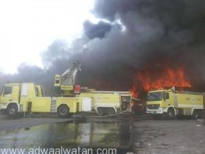 “مدني جدة” يباشر حريقاً في مجمع للورش والأدخنة تتصاعد