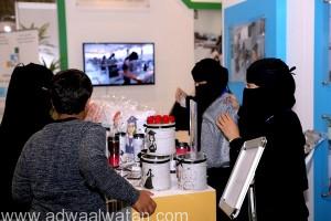 (13) ورشة تدريبية في المكياج وصناعة الورد تجذب السعوديات