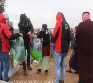 “المملكة”تقدم المعونات للاجئين السوريين في المناطق الصحراوية بالأردن
