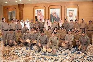 أمير الباحة يكرم عدداً من رجال الأمن والمواطنين