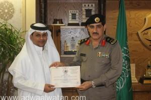 اللواء “العدواني” -مدير شرطة جدة- يكرّم المواطن “المطيري”‎