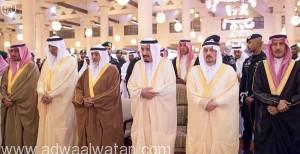 خادم الحرمين الشريفين يؤدي صلاة الميت على الأمير بندر بن سعود بن عبدالعزيز