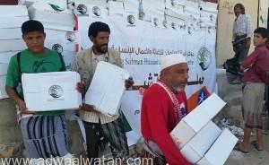 مركز الملك سلمان يوزع 20 طناً من التمور في محافظة “شبوة” اليمنية