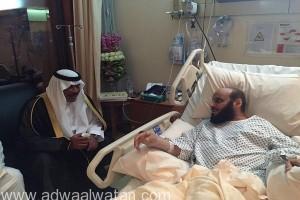 الأمير مشاري بن سعود يزور الشيخ القرني ويطمئن على صحته