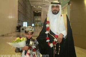 مطار المدينة يشهد استقبالاً حافلاً لأصغر ملازم سعودي برفقة والده