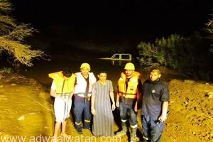 “مدني خيبر” ينقذ شابين بعد احتجازهما في مركبة جراء سيول منقولة للمحافظة