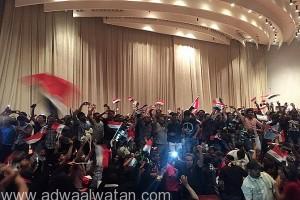 بغداد: متظاهرون يقتحمون مقر البرلمان.. وإعلان حالة الطوارئ