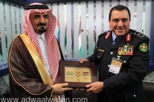 مدير الأمن العام الأردني يكرم مساعد سمو وزير الداخلية السعودي بدرع وهدية تذكارية