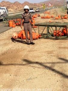 بالصور..”مدني الطائف” يباشر حادث إنقلاب “شاحنة غاز” على طريق الجنوب