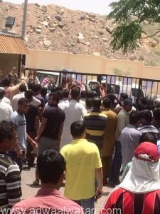 تجمهر مئات العمال من شركة”سعودي أوجيه” أمام  مبنى محافظة الطائف احتجاجاً على تأخر رواتبهم