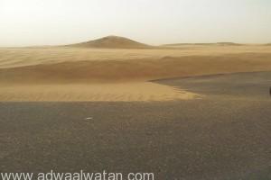 ” زحف الرمال ” يهدد عابري طريق الرميضة