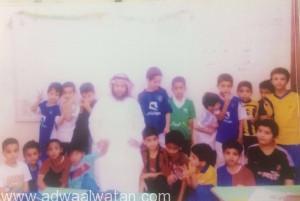 معلم سعودي يهدي لطلابه صوراً تذكارية ونصائح مؤثرة في يوم تخرجهم من المرحلة الإبتدائية