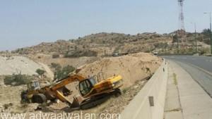 مواطن يغلق مشروع الطريق السياحي بـ”بني مالك” في معدات ثقيلة ..والبلدية توضح الأسباب