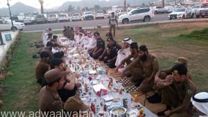 طلاب حائل يشاركون رجال الأمن وجبة إفطار رمضان