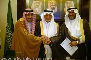 في لحظة تاريخية.. أمير مكة يوقيع أول إتفاقية بعد إعلان رؤية المملكة 2030
