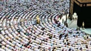 جموع المصلين في المسجد الحرام يؤدون صلاة آخر جمعة من شهر رمضان المبارك