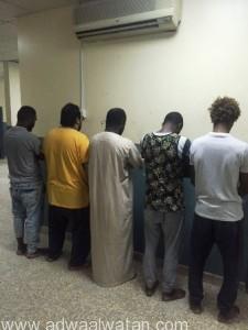 “شرطة الرياض” تلقي القبض على “5” أشخاص ارتكبوا “22” سرقة وسلب