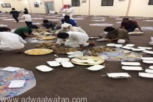 “شباب السر بالطائف” يجمعون الفائض من الأطعمة بقصور الأفراح في عمل خيري