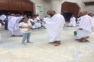 بالصور .. نادي مدرسة الحي بالعزيزية يشارك في استقبال الحجيج بالهدايا