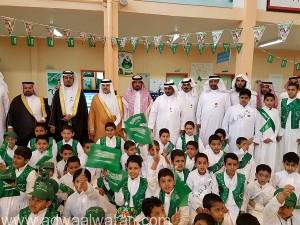 محافظ بني حسن وعدد من المسؤولين يشاركون طلاب وادي الصدر الاحتفال باليوم الوطني