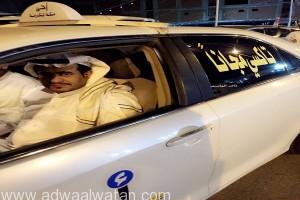 سائق تاكسي يخصص سيارته التي يأكل منها رزقه “مجاناً” لحجاج بيت الله العتيق