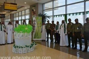 “جوازات مطار جازان” تحتفل باليوم الوطني وتقدم هدايا للمسافرين