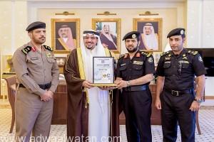 أمير القصيم يكرّم دوريات أمن القصيم لحصولها على شهادة الآيزو في التطوير الإداري والميداني