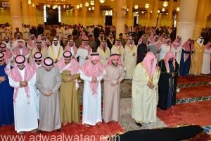 أمير منطقة الرياض يؤدي صلاة الميت على سمو الأميرة دليل بنت عبدالله رحمها الله