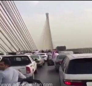 بالفيديو .. القبض على درباوي أحدث حالة من الفوضى أعلى جسر الرياض .. والمرور يرد