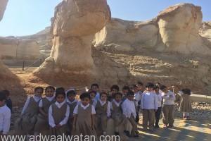 أطفال روضة النخبة بالإحساء يزورون جبل القارة السياحي