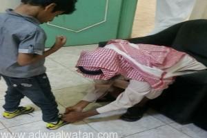 معلم سعودي بجازان يربط حذاء تلميذه فيكرمه نشطاء مواقع التواصل الاجتماعي