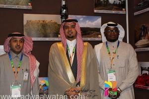 أمير منطقة المدينة المنورة بزيارة لجناح مصوري خيبر ضمن ملتقى ألوان السعودية